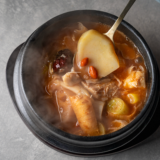 自家製サムゲタンで作る香味薬膳マーラータン